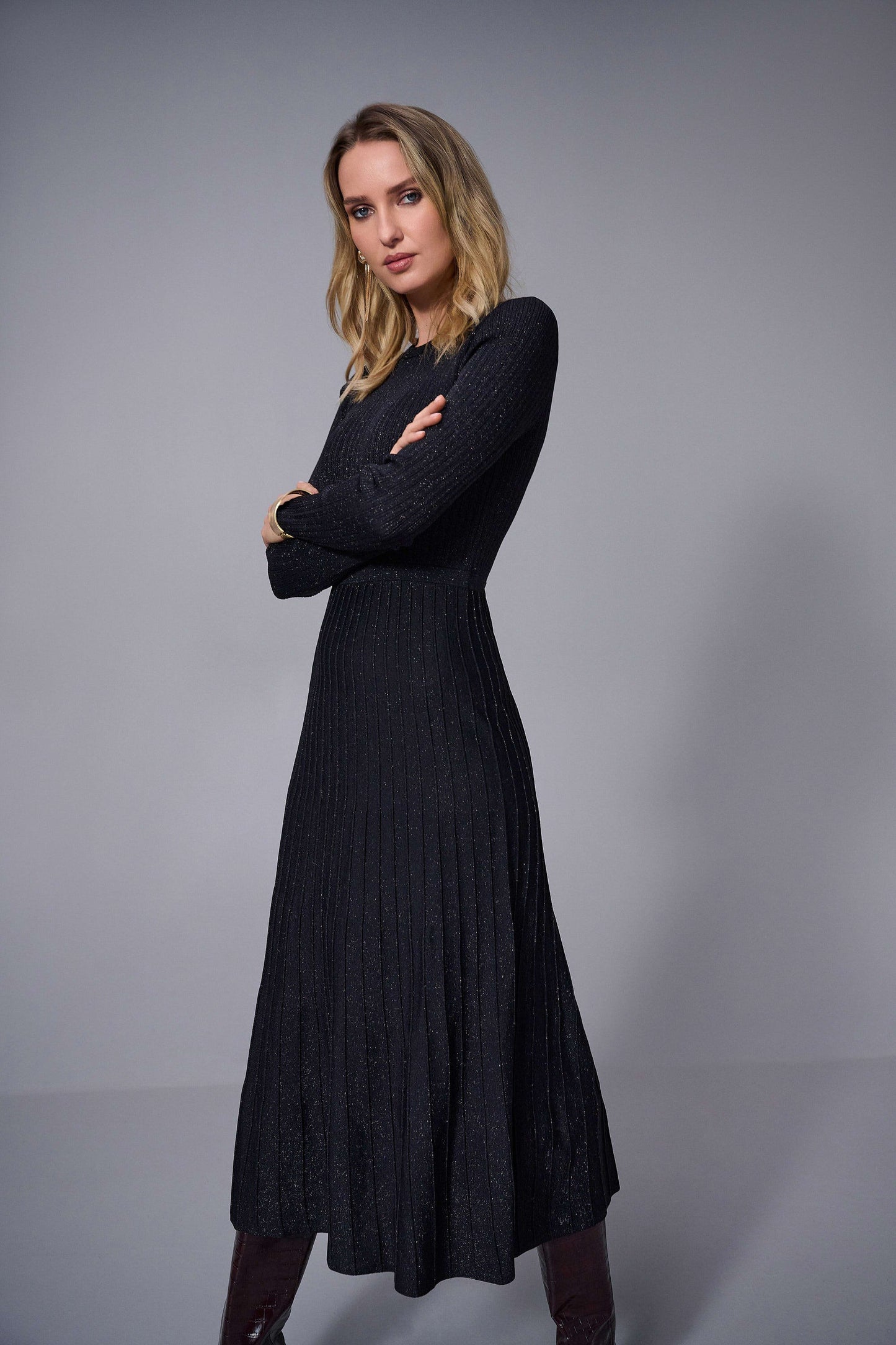Knit Fit and Flare Crew Neck Dress
253987
_