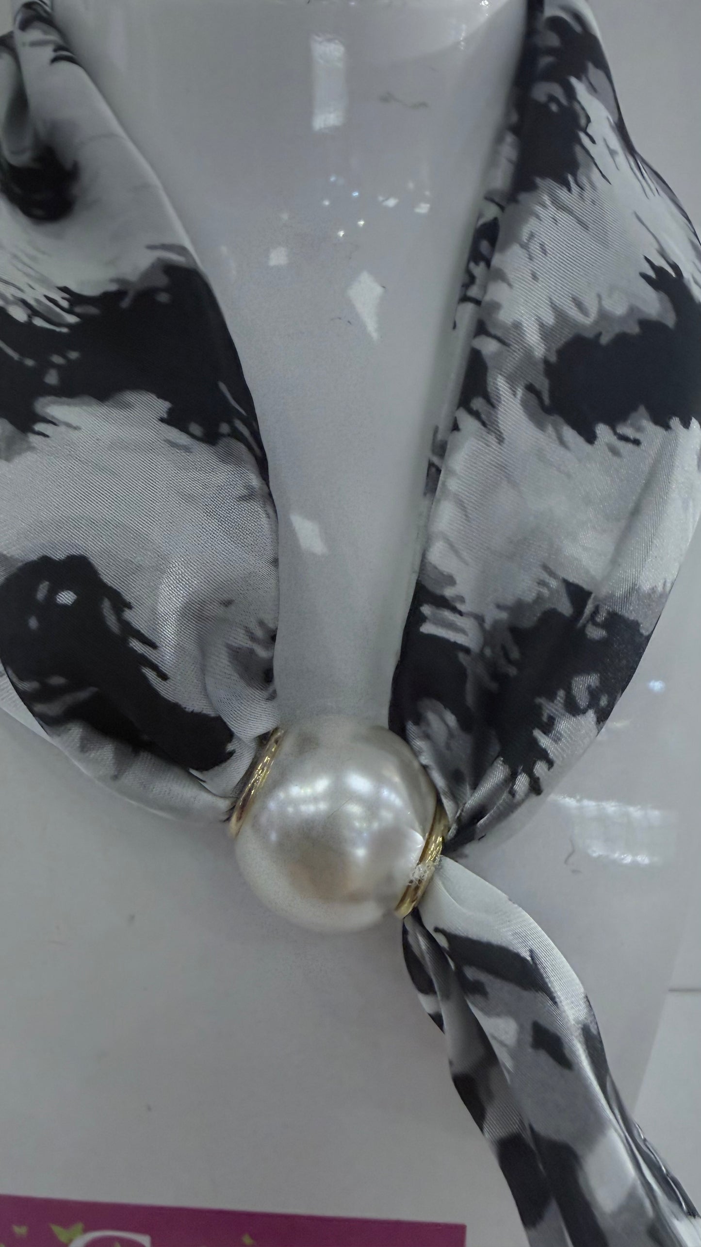 Monochrome Pearl Magnetic Scarf Necklace