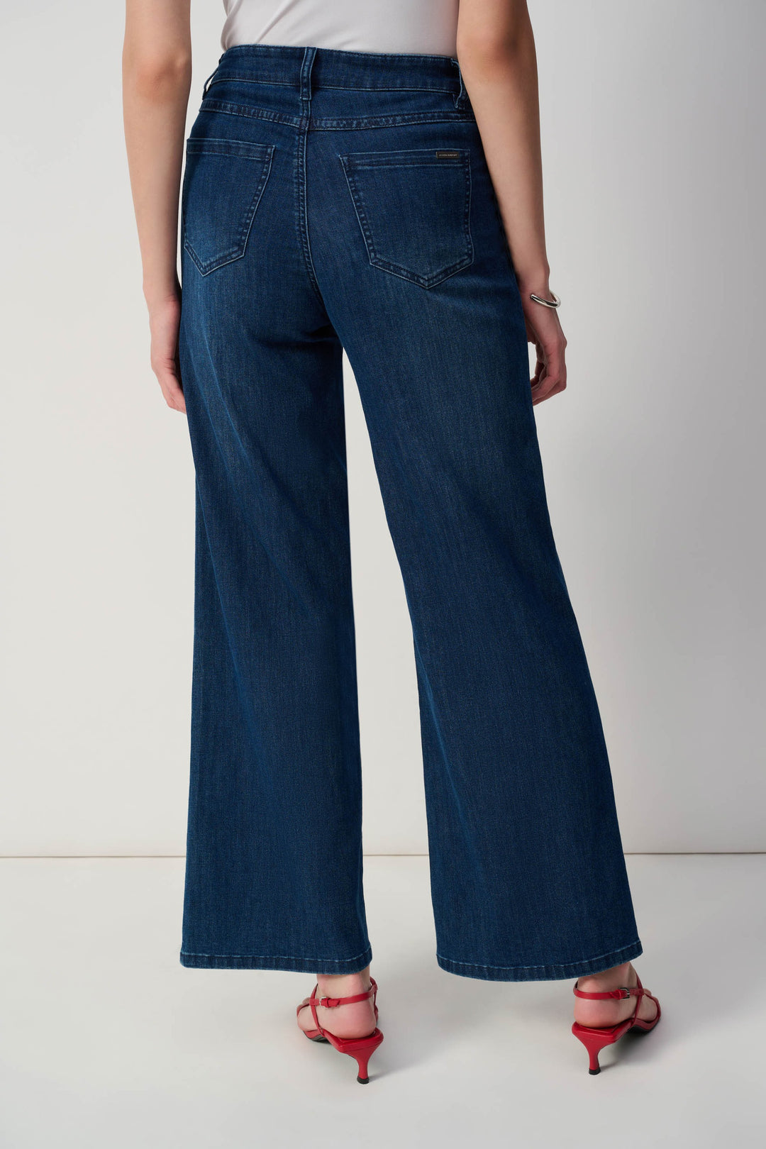 ⸻
Joseph Ribkoff Goldie Classic Wide-Leg Stretch Jeans – Style 251968