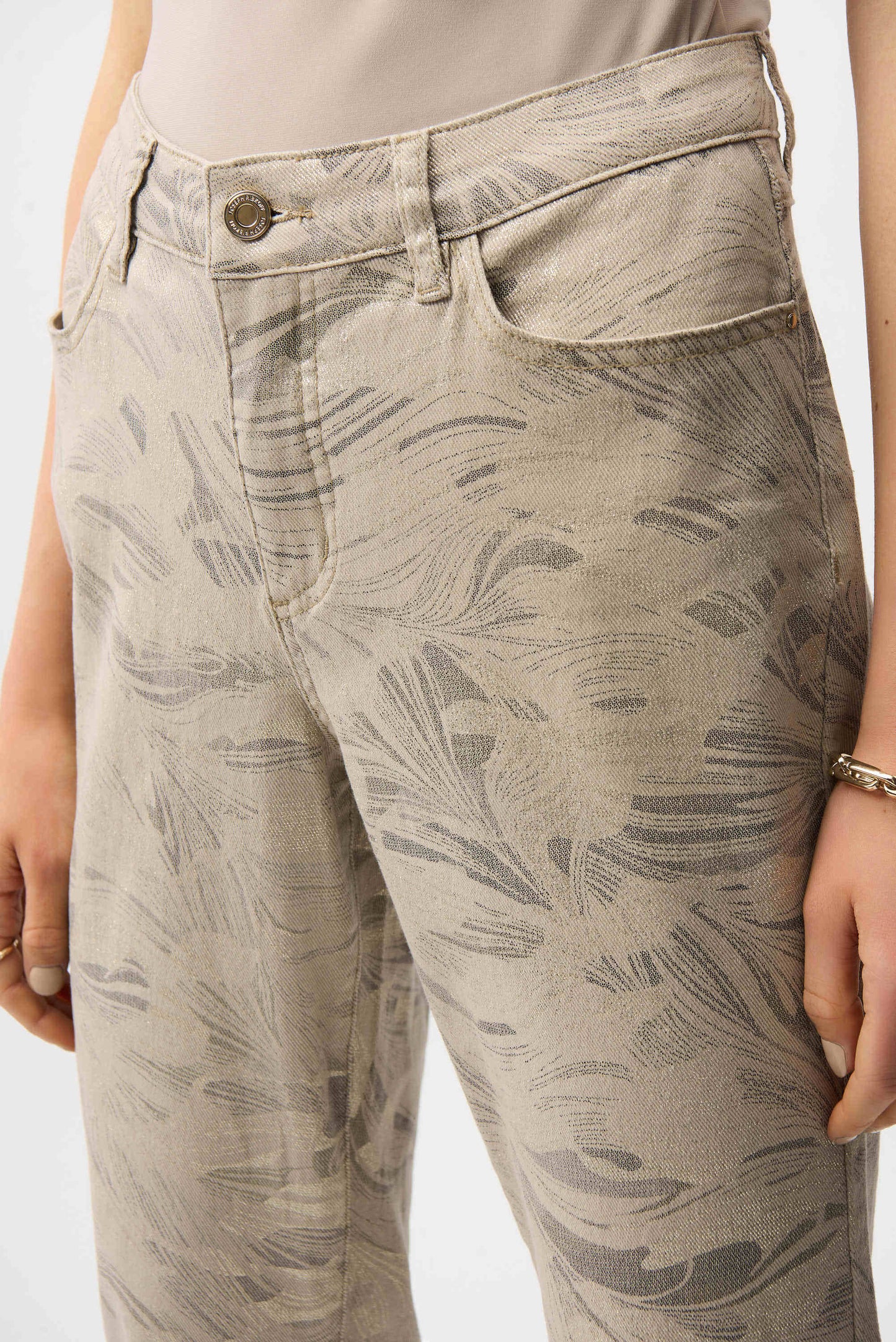 JOSEPH RIBKOFF Metallic Abstract Print Slim Crop Jeans
261959