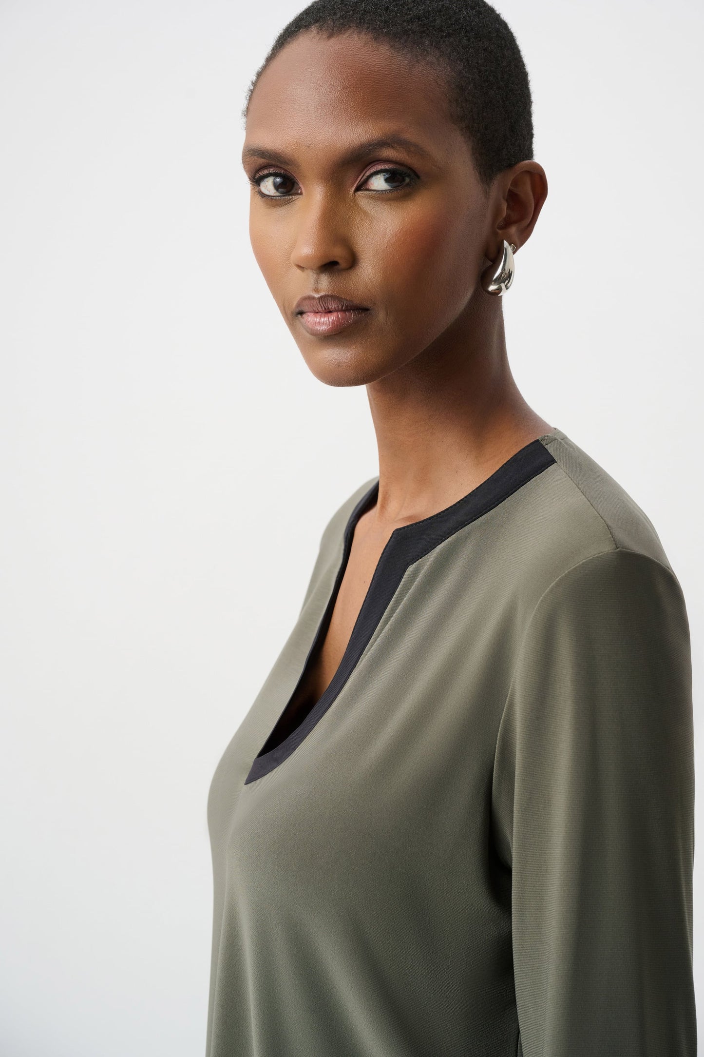 JOSEPH RIBKOFF Silky Knit Color Block Straight Top 263629