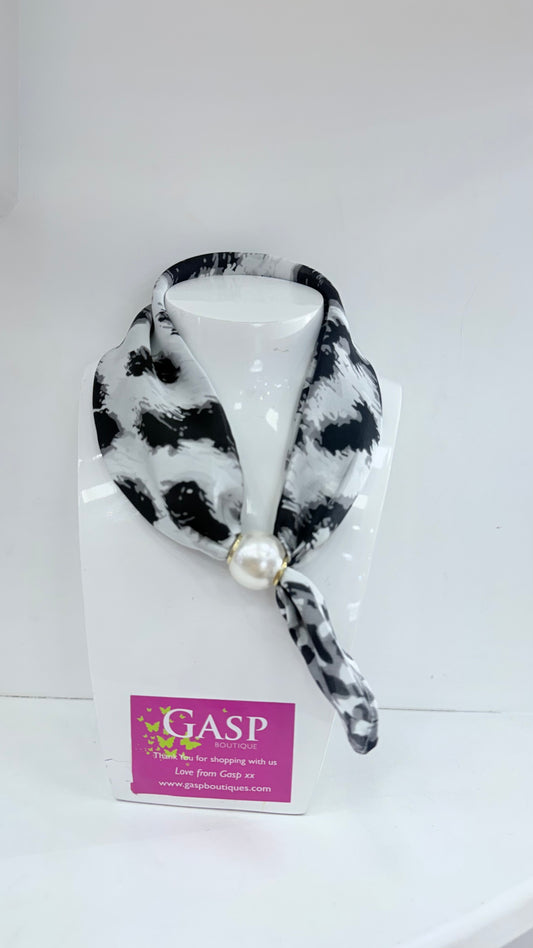 Monochrome Pearl Magnetic Scarf Necklace