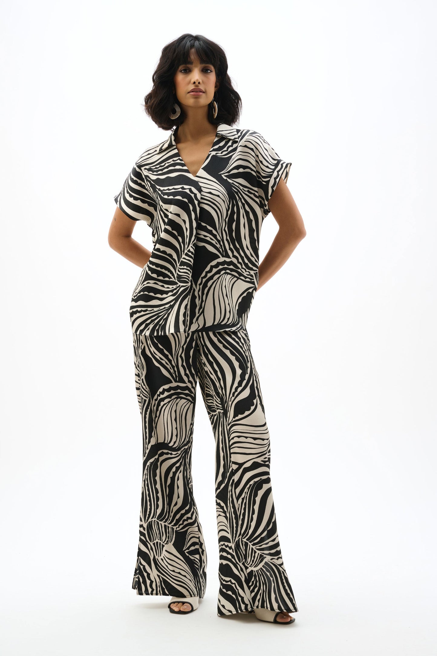 JOSEPH RIBKOFF 262257 Bubble Satin Abstract Print Wide Leg Pants With Side Slits