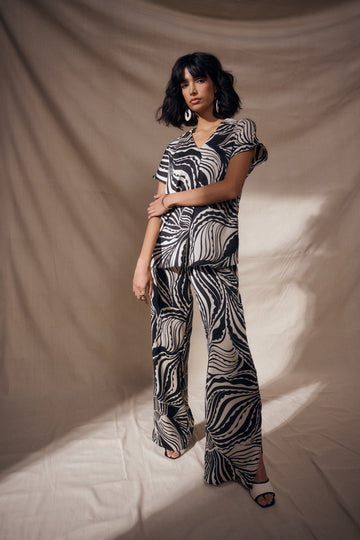JOSEPH RIBKOFF BUBBLE SATIN ABSTRACT PRINT WIDE LEG PANTS WITH SIDE SLITS 262257